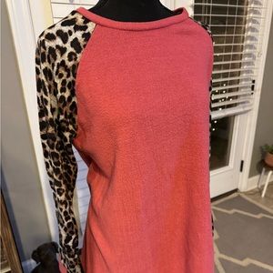 Raglan tunic shirt. - coral /cheetah print. Womens. Sz XL.
